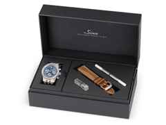 Sinn Spezialuhren 903 Ti II Jubiläum Navigationschronograph Automatik Titan 41mm blaues Zifferblatt braunes Lederband und Titanband limitiert – Herrenuhren Chronograph aus Titan. Das Gehäuse ist rund und grau. Das Lederarmband ist braun. Das Zifferblatt ist arabisch Index und blau. – Ansicht 6