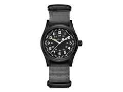 Hamilton Khaki Field Mechanical Handaufzug Edelstahl 38mm schwarzes Zifferblatt schwarzes Textilband – Herrenuhren Uhr ohne Datum aus Edelstahl und PVD beschichtet. Das Gehäuse ist rund und schwarz. Das Textilarmband ist schwarz. Das Zifferblatt ist arabisch Index und schwarz.