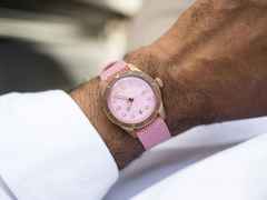 Oris Divers Sixty-Five Cotton Candy Automatik Bronze 38mm pinkes Zifferblatt rosa Textilband – Damenuhren Uhr mit Datum aus Bronze und Leder. Das Gehäuse ist rund und roségold. Das Textilarmband ist rosa. Das Zifferblatt ist ein Index in rosa. – Ansicht 5