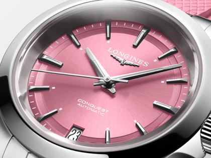 Longines Conquest Automatik Edelstahl 34mm rosafarbenes Zifferblatt rosafarbenes Kautschukband – Damenuhren Uhr mit Datum aus Edelstahl und Kautschuk. Das Gehäuse ist rund und silber. Das Kautschuk / Kunststoff / Silikon Armband ist rosa. Das Zifferblatt ist ein Index in rosa. – Ansicht 4