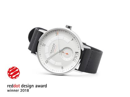Nomos Glashütte Autobahn neomatik 41 Datum Automatik Edelstahl 41mm weißes Zifferblatt schwarzes Textilband – Herrenuhren Uhr mit Datum aus Edelstahl. Das Gehäuse ist rund und silber. Das Textilarmband ist blau. Das Zifferblatt ist arabisch Index und weiß. – Ansicht 3