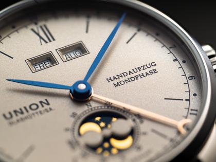 Union Glashütte 1893 Johannes Dürrstein Edition Doppelmondphase Handaufzug Edelstahl 41mm beiges Zifferblatt braunes Lederband – Herrenuhren Uhr mit Datum aus Edelstahl und Leder. Das Gehäuse ist rund und silber. Das Lederarmband ist braun. Das Zifferblatt ist römisch Index und beige. – Ansicht 7