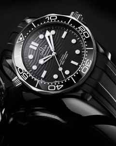 Omega Seamaster Diver 300M Automatik Keramik Titan 43,5mm schwarzes Zifferblatt schwarzes Kautschukband – Herrenuhren Uhr ohne Datum aus Keramik und Titan. Das Gehäuse ist rund und schwarz. Das Kautschuk / Kunststoff / Silikon Armband ist schwarz. Das Zifferblatt ist ein Index in schwarz. – Ansicht 2