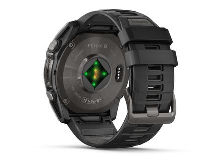 Garmin fenix 8 51mm AMOLED faserverstärktes Polymer Titan carbongrau beschichtet schwarzes Silikonband – Herrenuhren Uhr Multifunktion aus DLC beschichtet, Kautschuk und Titan. Das Gehäuse ist rund und schwarz. Das Kautschuk / Kunststoff / Silikon Armband ist schwarz. Das Zifferblatt ist digital und schwarz. – Ansicht 4