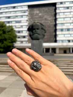 Juwelier Roller | Atelier Edition "Nischel" Ring aus Silber - in Anlehnung an das Karl Marx Monument – Ringe Ring aus 925 Silber. – Ansicht 4