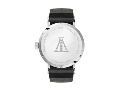 Nomos Glashütte Tangente 35 Glück Auf Handaufzug Edelstahl 35mm weißes Zifferblatt schwarzes Lederband Limited Edition – Herrenuhren Uhr ohne Datum aus Edelstahl und Leder. Das Gehäuse ist rund und silber. Das Lederarmband ist schwarz. Das Zifferblatt ist arabisch Index und silber. – Ansicht 3