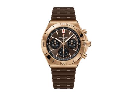 Breitling Chronomat B01 42 Chronograph Automatik Rotgold braunes Zifferblatt braunes Kautschukband – Herrenuhren Chronograph aus 750 Rotgold und Kautschuk. Das Gehäuse ist rund und roségold. Das Kautschuk / Kunststoff / Silikon Armband ist braun. Das Zifferblatt ist ein Index in braun.