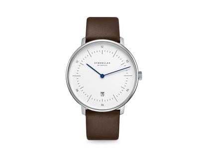 Sternglas Naos XL Quarz Edelstahl 42mm weißes Zifferblatt braunes Lederband – Herrenuhren Uhr mit Datum aus Edelstahl. Das Gehäuse ist rund und silber. Das Lederarmband ist braun. Das Zifferblatt ist arabisch Index und weiß.