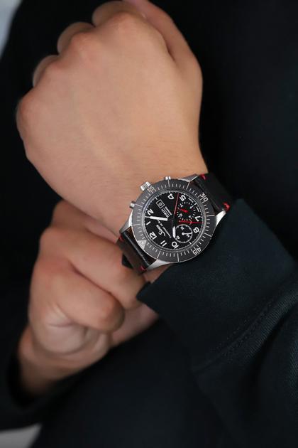 Sinn Spezialuhren 156.1 Fliegerchronograph Automatik Edelstahl 43mm schwarzes Zifferblatt schwarzes Lederband – Herrenuhren Chronograph aus Edelstahl. Das Gehäuse ist rund und silber. Das Lederarmband ist schwarz. Das Zifferblatt ist arabisch und schwarz. – Ansicht 5