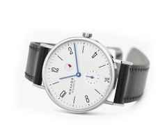 Nomos Glashütte Tangente 35 Datum Gangreserve Handaufzug Edelstahl 35mm weißes Zifferblatt schwarzes Lederband Glasboden – Herrenuhren Uhr mit Datum aus Edelstahl und Leder. Das Gehäuse ist rund und silber. Das Lederarmband ist schwarz. Das Zifferblatt ist arabisch Index und silber. – Ansicht 3