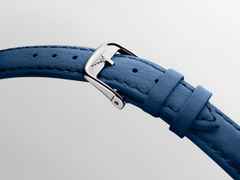 Longines Elegant Collection Quarz Edelstahl 30mm weißes Zifferblatt blaues Lederband – Damenuhren Uhr mit Datum aus Edelstahl und Leder. Das Gehäuse ist rund und silber. Das Lederarmband ist blau. Das Zifferblatt ist römisch und weiß. – Ansicht 5