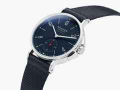 Nomos Glashütte Ahoi neomatik Atlantik Automatik Edelstahl 36mm blaues Zifferblatt schwarzes Textilband Glasboden – Damenuhren Uhr ohne Datum aus Edelstahl. Das Gehäuse ist rund und silber. Das Textilarmband ist blau. Das Zifferblatt ist arabisch Index und blau. – Ansicht 2