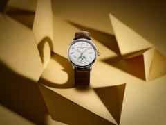 Frederique Constant Manufacture Slimline Moonphase Date Automatik Edelstahl 42mm silbernes Zifferblatt braunes Lederband limitiert – Herrenuhren Uhr mit Datum aus Edelstahl und Leder. Das Gehäuse ist rund und silber. Das Lederarmband Kroko / Alligator ist braun. Das Zifferblatt ist ein Index in silber. – Ansicht 4