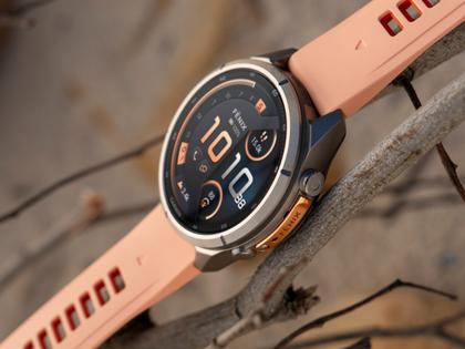 Garmin Fenix 9 Pro inReach Titan 43mm digitales Display orangefarbenes Silikonband – Herrenuhren Uhr Multifunktion aus Kautschuk und Titan. Das Gehäuse ist rund und grau. Das Kautschuk / Kunststoff / Silikon Armband ist orange. Das Zifferblatt ist digital und schwarz. – Ansicht 8