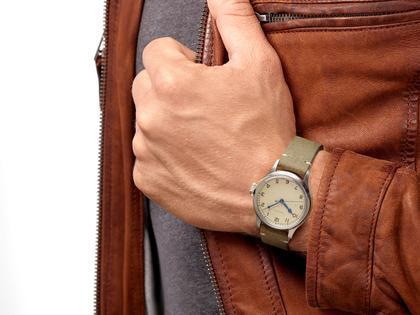 Longines Heritage Military Automatik Edelstahl 38,5mm silbernes Zifferblatt braunes Lederband – Herrenuhren Uhr ohne Datum aus Edelstahl. Das Gehäuse ist rund und silber. Das Lederarmband ist grün. Das Zifferblatt ist arabisch Index und silber. – Ansicht 5