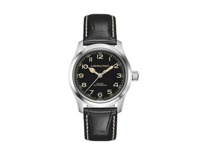 Herrenuhren Uhr ohne Datum aus Edelstahl und Leder. Das Gehäuse ist rund und silber. Das Lederarmband ist schwarz. Das Zifferblatt ist arabisch und schwarz.