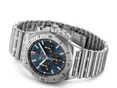 Breitling Chronomat B01 42 Automatik Edelstahl blaues Zifferblatt Metallband – Herrenuhren Chronograph aus Edelstahl. Das Gehäuse ist rund und silber. Das Edelstahlarmband ist silber. Das Zifferblatt ist ein Index in roségold. – Ansicht 3