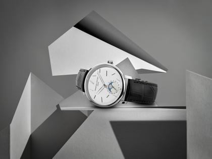 Frederique Constant Manufacture Slimline Moonphase Date Automatik Edelstahl 42mm silbernes Zifferblatt schwarzes Lederband limitiert – Herrenuhren Uhr mit Datum aus Edelstahl und Leder. Das Gehäuse ist rund und silber. Das Lederarmband Kroko / Alligator ist schwarz. Das Zifferblatt ist ein Index in silber. – Ansicht 4