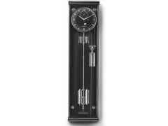 Erwin Sattler Präzisionspendeluhr Wanduhr Opus Metallica 100 schwarzes Zifferblatt – Großuhren Wanduhr aus . Das Gehäuse ist rechteckig und schwarz. Das Zifferblatt ist arabisch Index und schwarz.