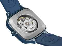 Rado True Square Automatik Skeleton Keramik 38mm blaues Zifferblatt blaues Kautschukband – Herrenuhren Uhr ohne Datum aus Keramik und Titan. Das Gehäuse ist quadratisch und blau. Das Kautschuk / Kunststoff / Silikon Armband ist blau. Das Zifferblatt ist skelettiert und blau. – Ansicht 4
