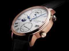 Glashütte Original Senator Cosmopolite Automatik Rotgold 44mm silberfarbenes Zifferblatt schwarzes Lederband – Herrenuhren Uhr mit Datum aus 750 Rotgold. Das Gehäuse ist rund und rotgold. Das Lederarmband Kroko / Alligator ist schwarz. Das Zifferblatt ist römisch und weiß. – Ansicht 3