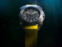 Hamilton Khaki Navy BeLOWZERO Auto Titanium 46mm schwarzes Zifferblatt gelbes Kautschukband – Herrenuhren Uhr ohne Datum aus Kautschuk und Titan. Das Gehäuse ist rund und grau. Das Kautschuk / Kunststoff / Silikon Armband ist gelb. Das Zifferblatt ist arabisch und schwarz. – Ansicht 7