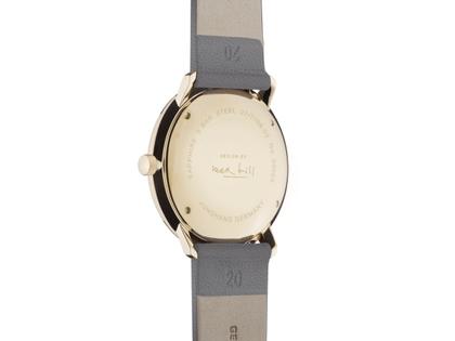 Junghans Max Bill Automatic Edelstahl PVD-Gelbgold 34mm graues Zifferblatt graues Lederband – Damenuhren Uhr mit Datum aus Edelstahl und PVD beschichtet. Das Gehäuse ist rund und gelbgold. Das Lederarmband ist grau. Das Zifferblatt ist ein Index in grau. – Ansicht 3