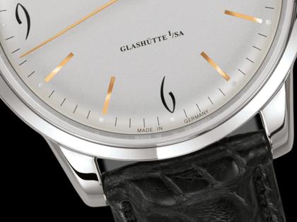 Glashütte Original Sixties Automatik Edelstahl 39mm silberfarbenes Zifferblatt schwarzes Lederband – Herrenuhren Uhr ohne Datum aus Edelstahl. Das Gehäuse ist rund und silber. Das Lederarmband Kroko / Alligator ist schwarz. Das Zifferblatt ist arabisch Index und silber. – Ansicht 3