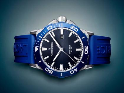 Maurice Lacroix Pontos S Solar Date Quarz Edelstahl 42mm blaues Zifferblatt blaues Kautschukband – Herrenuhren Uhr mit Datum aus Aluminium, Edelstahl und Kautschuk. Das Gehäuse ist rund und silber. Das Kautschuk / Kunststoff / Silikon Armband ist blau. Das Zifferblatt ist ein Index in blau. – Ansicht 2
