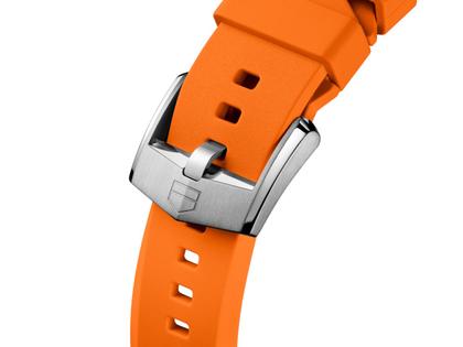 TAG Heuer Connected Calibre E5 Smartwatch Edelstahl 40mm digitales Zifferblatt orangefarbenes Kautschukband – Herrenuhren Uhr Multifunktion aus Edelstahl. Das Gehäuse ist rund und silber. Das Kautschuk / Kunststoff / Silikon Armband ist schwarz. Der Zifferblatt ist digital. – Ansicht 5