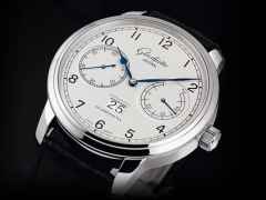 Glashütte Original Senator Observer Automatik Edelstahl 44mm silbernes Zifferblatt schwarzes Alligatorlederband – Herrenuhren Uhr mit Datum aus Edelstahl. Das Gehäuse ist rund und silber. Das Lederarmband Kroko / Alligator ist schwarz. Das Zifferblatt ist arabisch und silber. – Ansicht 2