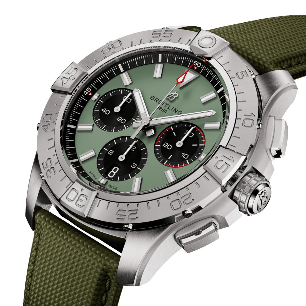 Breitling Avenger B01 Chronograph 44 Automatik Edelstahl grünes Zifferblatt olivgrünes Lederband – Herrenuhren Chronograph aus Edelstahl und Leder. Das Gehäuse ist rund und silber. Das Lederarmband ist grün. Das Zifferblatt ist ein Index in grün. – Ansicht 2