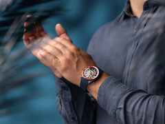 Rado Captain Cook High-Tech Ceramic Skeleton Limited Edition Orange Automatik Keramik 43mm skelettiertes Zifferblatt blaues Kautschukband – Herrenuhren Uhr ohne Datum aus Edelstahl, Kautschuk, Keramik, PVD beschichtet und Titan. Das Gehäuse ist rund und blau. Das Kautschuk / Kunststoff / Silikon Armband ist blau. Das Zifferblatt ist ein Index in grau. – Ansicht 6