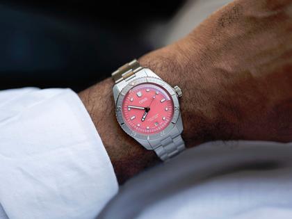Oris Divers Sixty-Five Cotton Candy Automatik Edelstahl 38mm pinkes Zifferblatt Metallband – Damenuhren Uhr mit Datum aus Edelstahl. Das Gehäuse ist rund und silber. Das Edelstahlarmband ist silber. Das Zifferblatt ist ein Index in rosa. – Ansicht 4