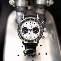Hamilton American Classic Intra-Matic Auto Chrono 40 mm silbernes Zifferblatt schwarzes Lederband – Herrenuhren Chronograph aus Edelstahl und Leder. Das Gehäuse ist rund und silber. Das Lederarmband ist schwarz. Das Zifferblatt ist ein Index in weiß. – Ansicht 5