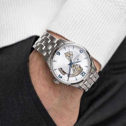 Hamilton Jazzmaster Open Heart Automatik Edelstahl 42mm silbernes Zifferblatt Metallband – Herrenuhren Uhr ohne Datum aus Edelstahl. Das Gehäuse ist rund und silber. Das Edelstahlarmband ist silber. Das Zifferblatt ist arabisch Index und silber. – Ansicht 2