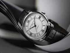 Frederique Constant Classics Premiere Automatik Edelstahl 38,5mm weißes Zifferblatt schwarzes Lederband – Herrenuhren Uhr ohne Datum aus Edelstahl und Leder. Das Gehäuse ist rund und silber. Das Lederarmband ist schwarz. Das Zifferblatt ist römisch Index und weiß. – Ansicht 3