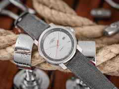 Mühle Glashütte 29er Big Silbergrau Automatik Edelstahl 42,4mm graues Zifferblatt graues Canvasband – Herrenuhren Uhr mit Datum aus Edelstahl und Leder. Das Gehäuse ist rund und silber. Das Textilarmband ist grau. Das Zifferblatt ist ein Index in silber. – Ansicht 4
