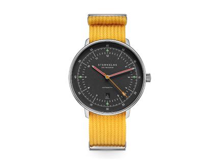 Sternglas Hamburg Quarz Edelstahl 42mm graues Zifferblatt gelbes Textilband – Herrenuhren Uhr mit Datum aus Edelstahl. Das Gehäuse ist rund und silber. Das Textilarmband ist gelb. Das Zifferblatt ist arabisch Index und grau.