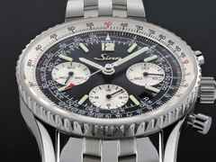 Sinn Spezialuhren 903 St II Navigationschronograph Automatik Edelstahl 41mm schwarzes Zifferblatt schwarzes Lederband – Herrenuhren Chronograph aus Edelstahl und Leder. Das Gehäuse ist rund und silber. Das Lederarmband ist schwarz. Das Zifferblatt ist arabisch Index und schwarz. – Ansicht 8