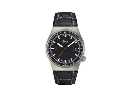 Sinn Spezialuhren 544 RS Automatik Edelstahl 38,5mm schwarzes Zifferblatt schwarzes Lederband – Herrenuhren Uhr mit Datum aus Edelstahl und Leder. Das Gehäuse ist rund und silber. Das Lederarmband ist schwarz. Das Zifferblatt ist ein Index in schwarz.