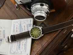 Union Glashütte Belisar GMT Automatik Edelstahl 41mm grünes Zifferblatt braunes Lederband – Herrenuhren Uhr mit Datum aus Edelstahl und Leder. Das Gehäuse ist rund und silber. Das Lederarmband ist braun. Das Zifferblatt ist ein Index in grün. – Ansicht 3
