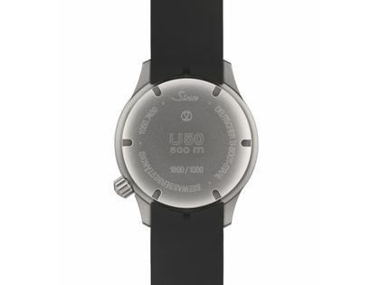 Sinn Spezialuhren U50 DS Taucheruhr Automatik Edelstahl 41mm Dekorschliff-Zifferblatt schwarzes Silikonband Limited Edition – Herrenuhren Uhr mit Datum aus Edelstahl und Kautschuk. Das Gehäuse ist rund und grau. Das Kautschuk / Kunststoff / Silikon Armband ist schwarz. Das Zifferblatt ist ein Index in grau. – Ansicht 2