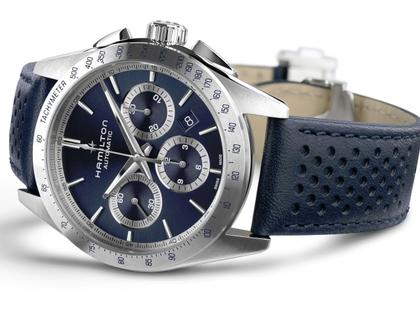 Hamilton Jazzmaster Performer Auto Chrono Edelstahl 42mm dunkelblaues Zifferblatt dunkelblaues Lederband – Herrenuhren Chronograph aus Edelstahl und Leder. Das Gehäuse ist rund und silber. Das Lederarmband ist blau. Das Zifferblatt ist arabisch Index und blau. – Ansicht 3