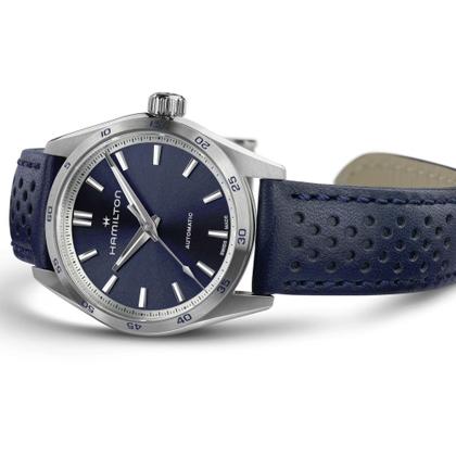 Hamilton Jazzmaster Performer Auto Edelstahl 34mm dunkelblaues Zifferblatt dunkelblaues Lederband – Damenuhren Uhr ohne Datum aus Edelstahl und Leder. Das Gehäuse ist rund und silber. Das Lederarmband ist blau. Das Zifferblatt ist ein Index in blau. – Ansicht 3