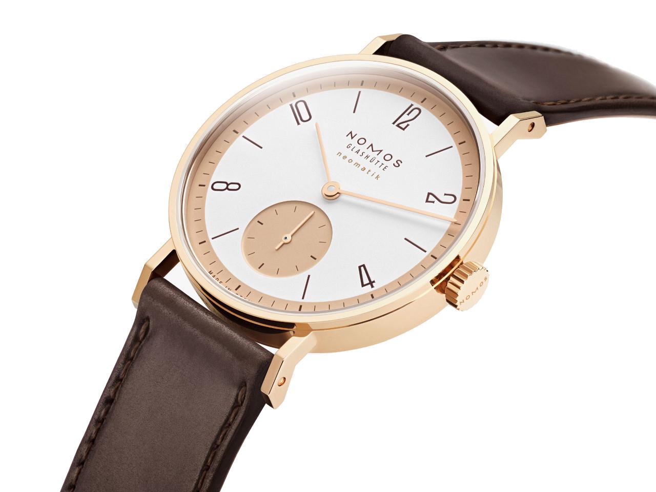 Nomos Glashütte Tangente Roségold neomatik 175 Years of Watchmaking Glashütte Automatik 35mm weißes Zifferblatt braunes Lederband – Damenuhren Uhr ohne Datum aus 750 Rotgold. Das Gehäuse ist rund und roségold. Das Lederarmband ist braun. Das Zifferblatt ist arabisch Index und silber. – Ansicht 2