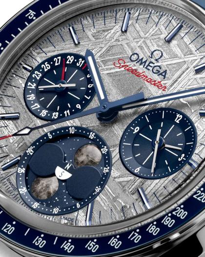 Omega Speedmaster Mondphase Chronograph Handaufzug Edelstahl 43mm graues Zifferblatt Metallband – Herrenuhren Chronograph aus Edelstahl und Titan. Das Gehäuse ist rund und silber. Das Edelstahlarmband ist silber. Das Zifferblatt ist ein Index in grau. – Ansicht 3