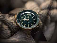 Rado Captain Cook Bronze grün Lederband – Herrenuhren Uhr mit Datum aus Bronze und Keramik. Das Gehäuse ist rund und roségold. Das Lederarmband ist grün. Das Zifferblatt ist ein Index in grün. – Ansicht 6