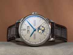 Union Glashütte 1893 Johannes Dürrstein Edition Doppelmondphase Handaufzug Edelstahl 41mm beiges Zifferblatt braunes Lederband – Herrenuhren Uhr mit Datum aus Edelstahl und Leder. Das Gehäuse ist rund und silber. Das Lederarmband ist braun. Das Zifferblatt ist römisch Index und beige. – Ansicht 10