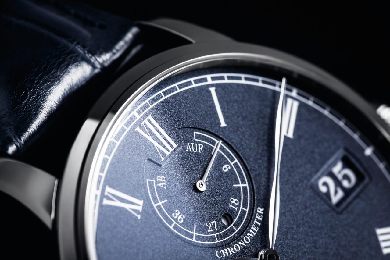 Glashütte Original Senator Chronometer Handaufzug Weißgold 42mm blaues Zifferblatt blaues Lederband – Herrenuhren Uhr mit Datum aus 750 Weißgold. Das Gehäuse ist rund und silber. Das Lederarmband Kroko / Alligator ist blau. Das Zifferblatt ist römisch und blau. – Ansicht 3